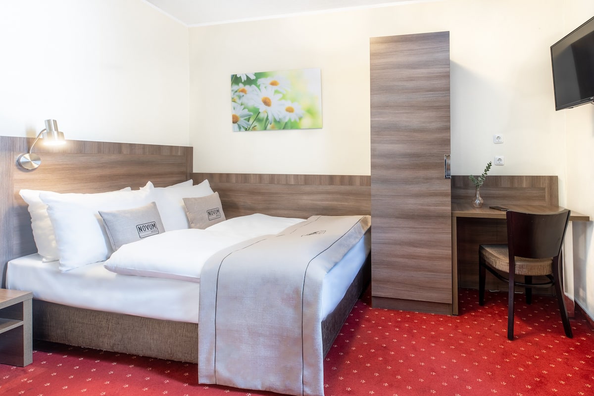 Hypo-allergenic bedding, in-room safe, desk, soundproofing