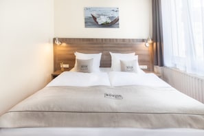 Hypo-allergenic bedding, in-room safe, desk, soundproofing - Hotel Leonet (Cologne)