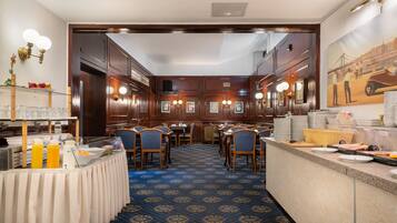 Tägliches Frühstücksbuffet (10 EUR pro Person)