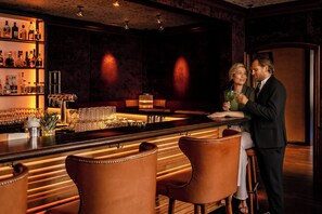 2 restaurants servant le petit déjeuner, le déjeuner et le dîner