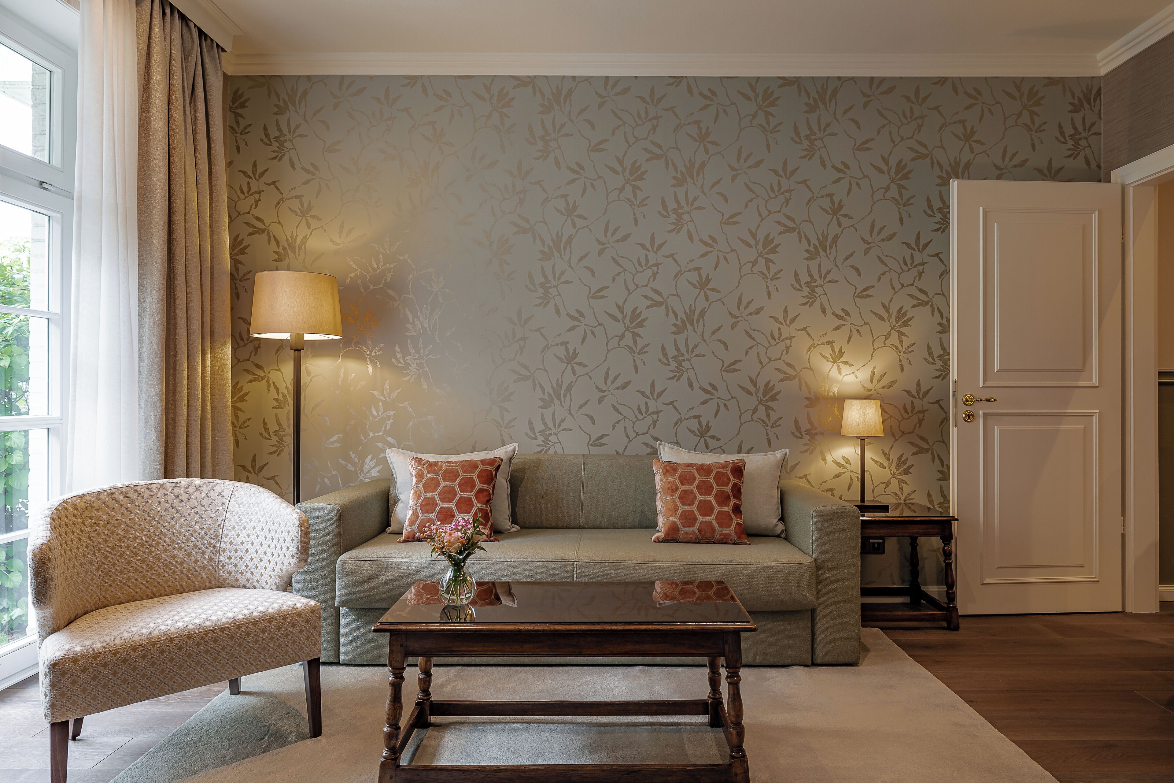 suite | living area | flat-screen tv, dvd player