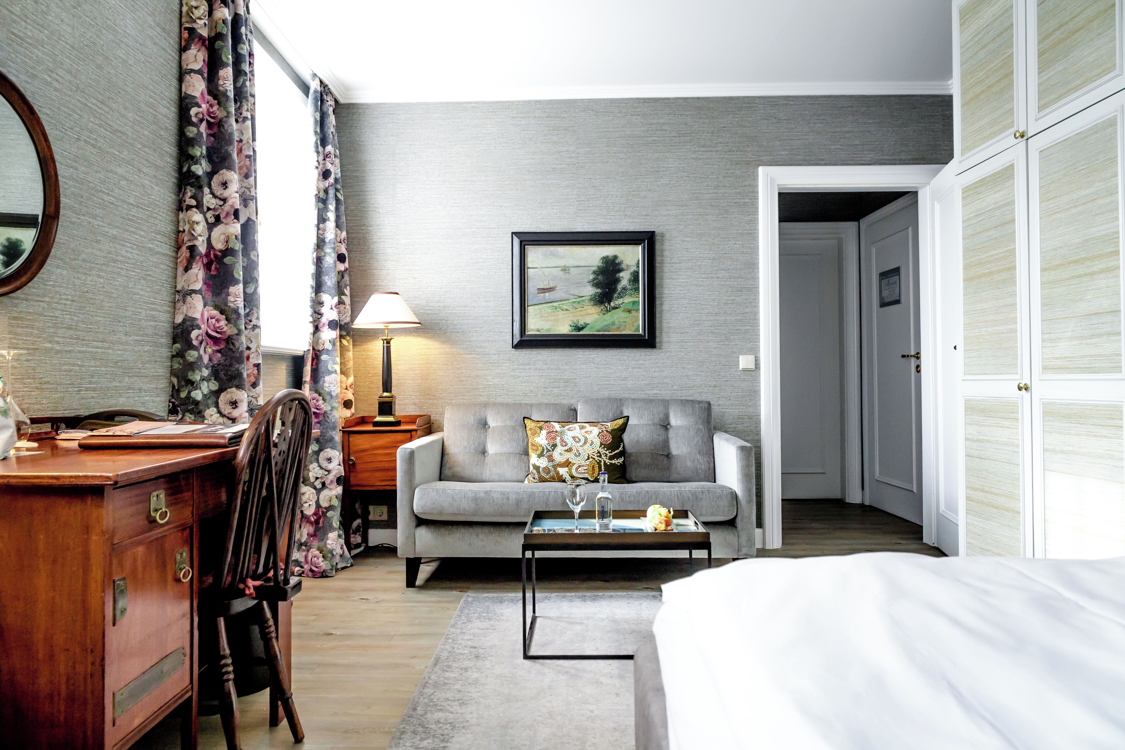 superior single room | living area | flat-screen tv, dvd player