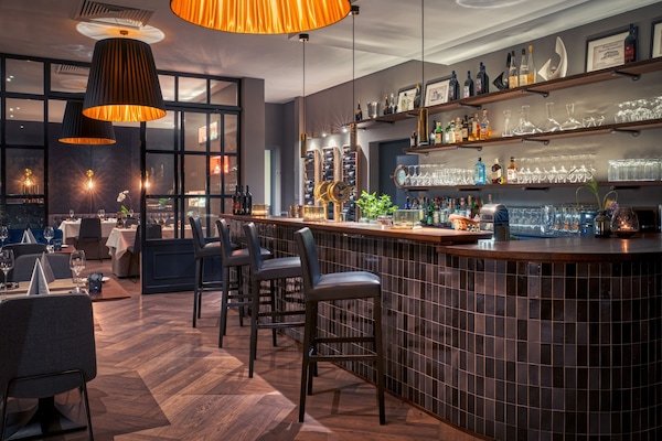 2 restaurants; breakfast, lunch and dinner served