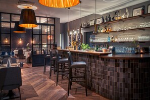 2 restaurants, servant le déjeuner et le dîner; cuisine régionale