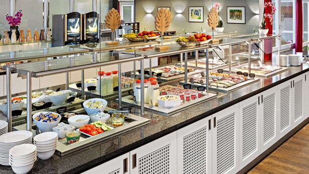 A buffet area with various food options, including fruits, vegetables, and dairy products. - Best Western Hotel Darmstadt Mitte (Darmstadt)