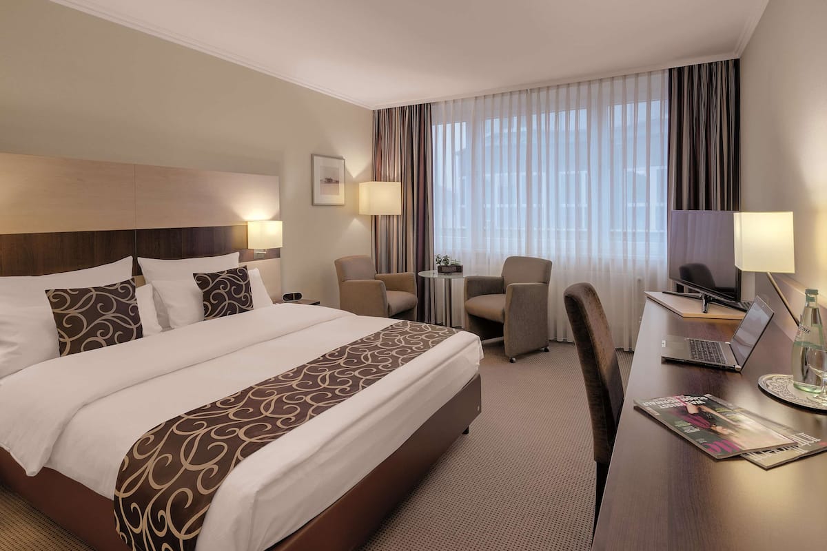 comfort room, 1 king bed | premium bedding, minibar, in-room safe, laptop workspace