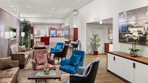 A modern interior with sofas, chairs, and a reception area. - Best Western Hotel Darmstadt Mitte (Darmstadt)