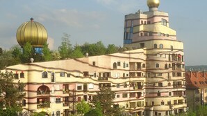 A multi-story building with a unique architectural design, featuring a golden dome and a tower with balconies. - Best Western Hotel Darmstadt Mitte (Darmstadt)