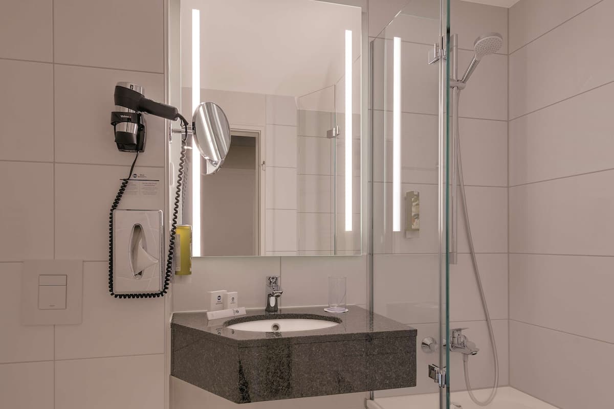 combined shower/bathtub, free toiletries, hair dryer, towels