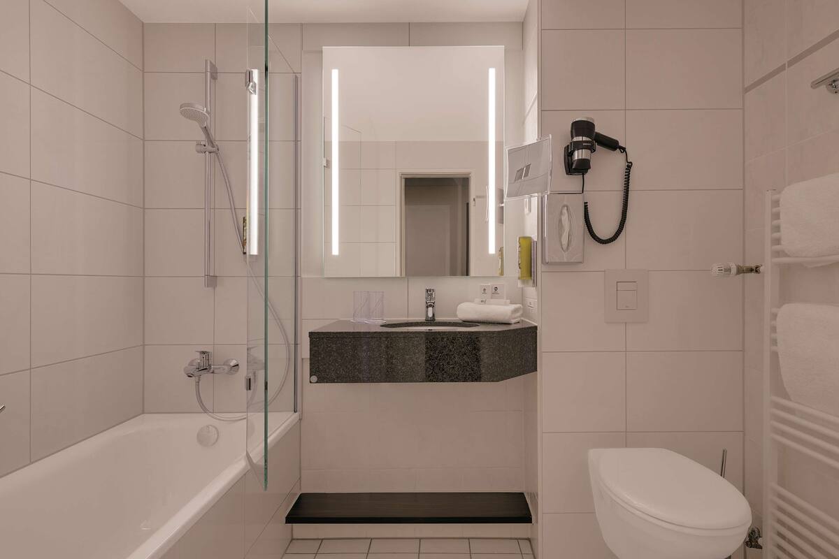 combined shower/bathtub, free toiletries, hair dryer, towels