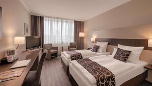 A hotel room with two beds, a desk with a laptop, a TV, and a chair. - Best Western Hotel Darmstadt Mitte (Darmstadt)