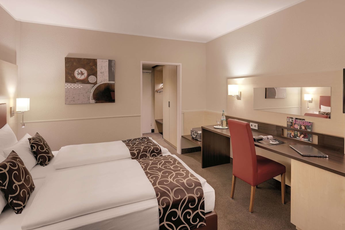 Hochwertige Bettwaren, Minibar, Zimmersafe