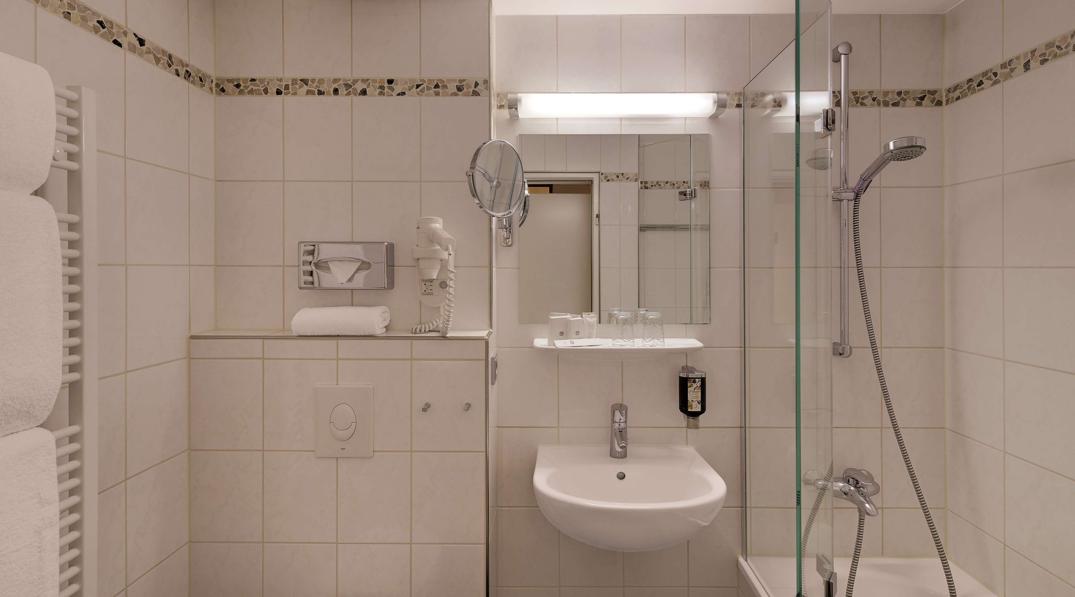 comfort room, 2 single beds | bathroom | combined shower/bathtub, free toiletries, hair dryer, towels