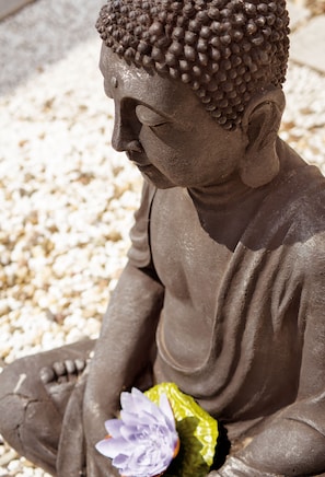 A seated Buddha statue with a lotus flower. - Best Western Hotel Darmstadt Mitte (Darmstadt)