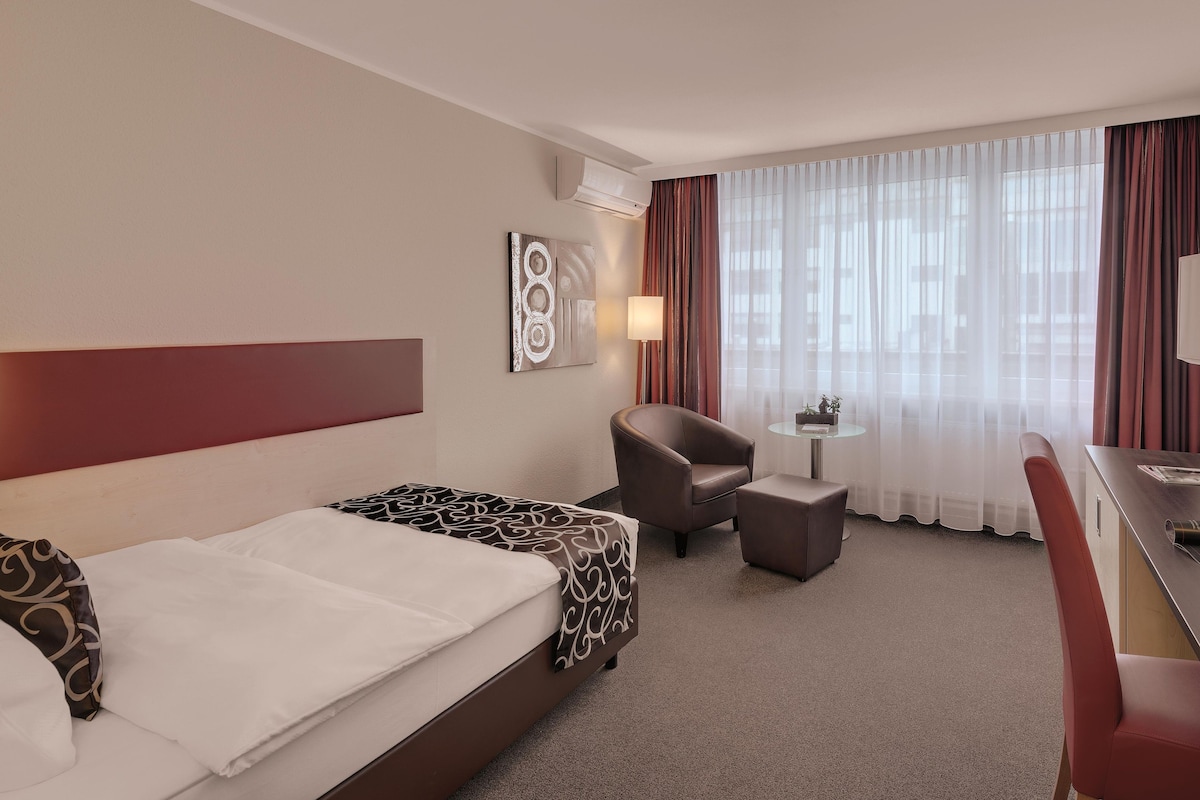 Standard Room, 1 Single Bed | Premium bedding, minibar, in-room safe, laptop workspace