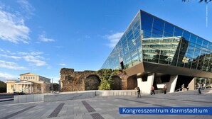 A modern building with a glass facade and stone arches, located in a public square. - Best Western Hotel Darmstadt Mitte (Darmstadt)