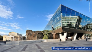 A modern building with a glass facade and stone arches, located in a public square. - Best Western Hotel Darmstadt Mitte (Darmstadt)
