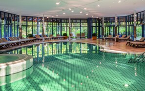 Piscine couverte, piscine extérieure, chaises longues