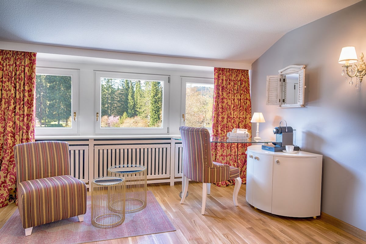 classic single room | 1 bedroom, free minibar, in-room safe, individually decorated