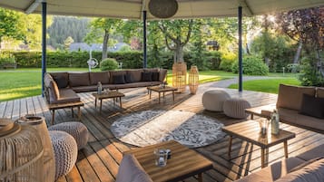 Una piscina techada, una piscina al aire libre