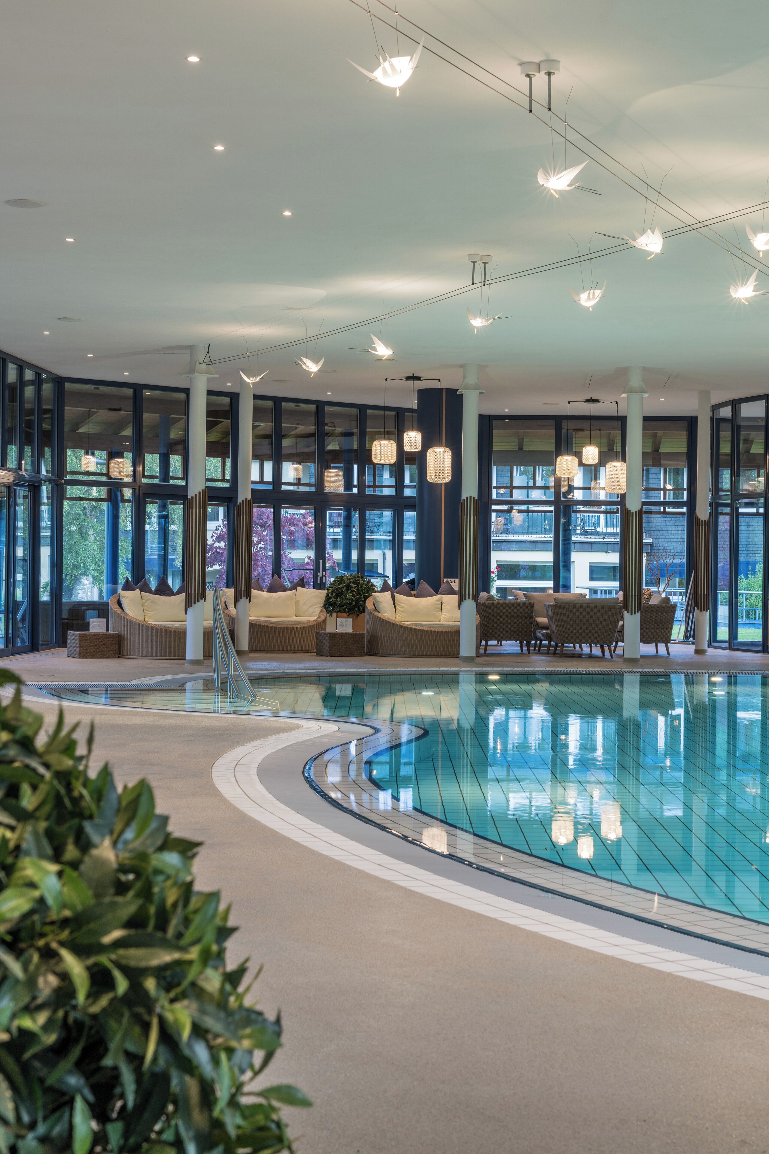 Zona de piscina con asientos y vistas al exterior.