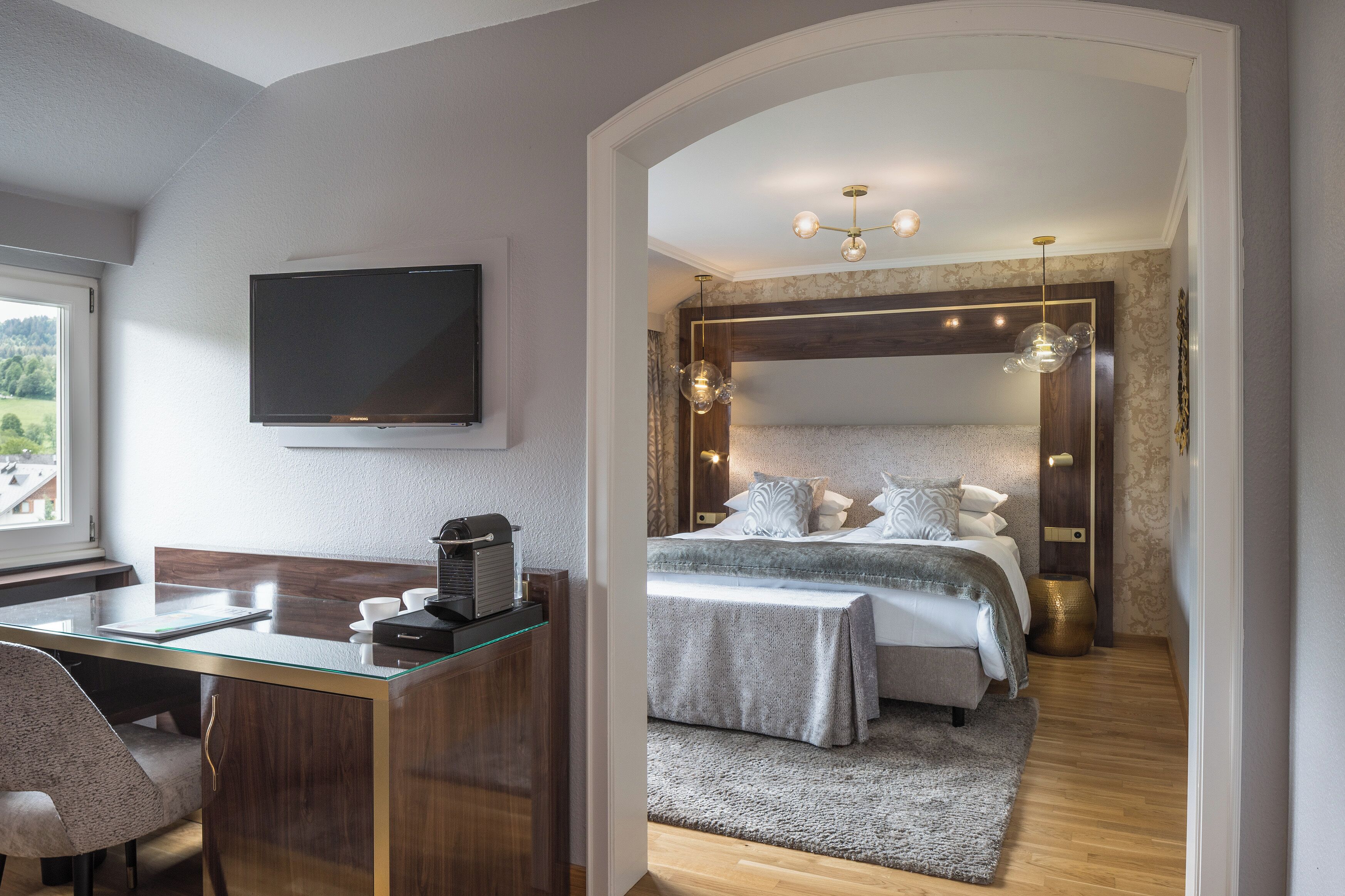 Minibar con artículos gratuitos y caja de seguridad en la habitación 
