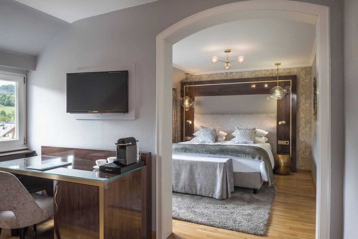 Artículos del minibar gratis y caja de seguridad en la habitación