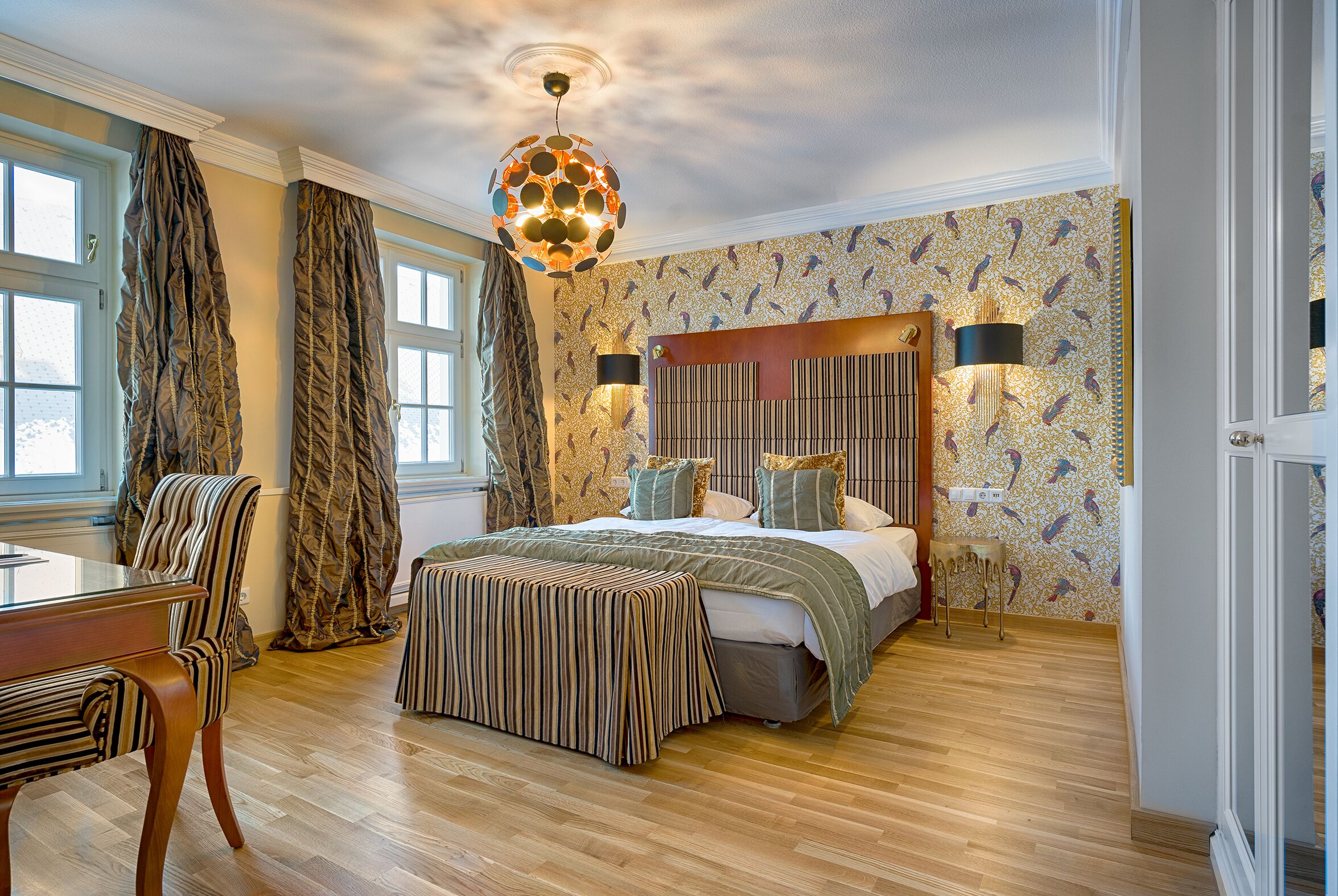 junior suite (deluxe) | 1 bedroom, free minibar, in-room safe, individually decorated