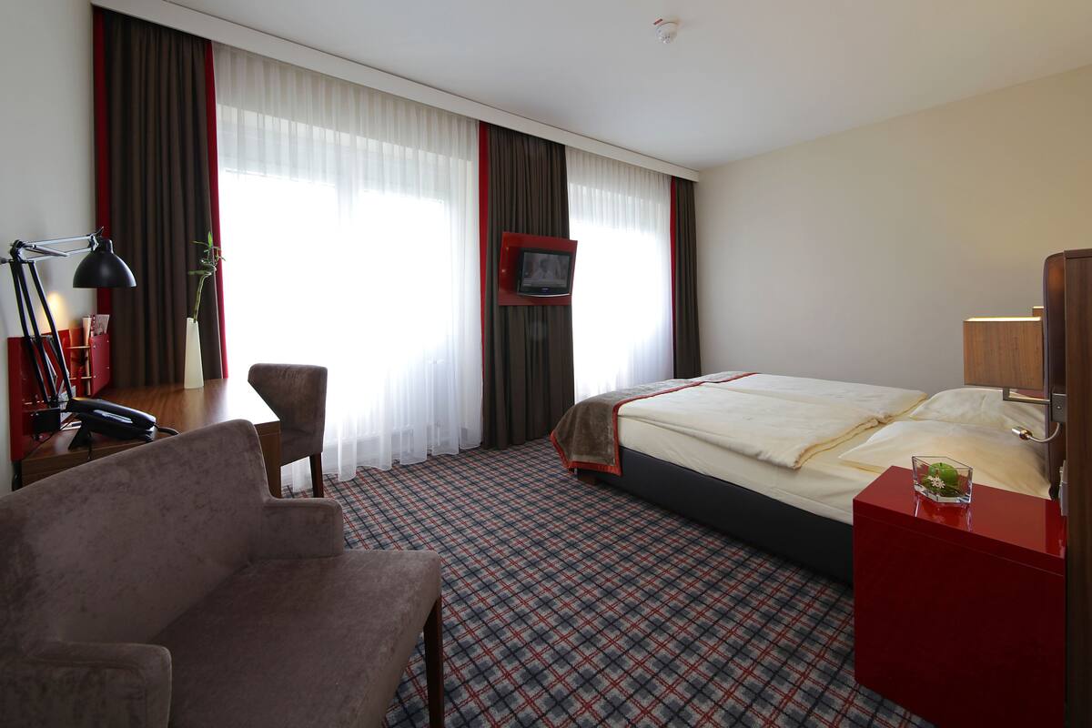 superior room, 1 double bed | hypo-allergenic bedding, in-room safe, desk, blackout curtains