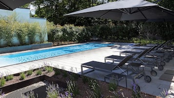 Udendørs pool, parasoller, liggestole
