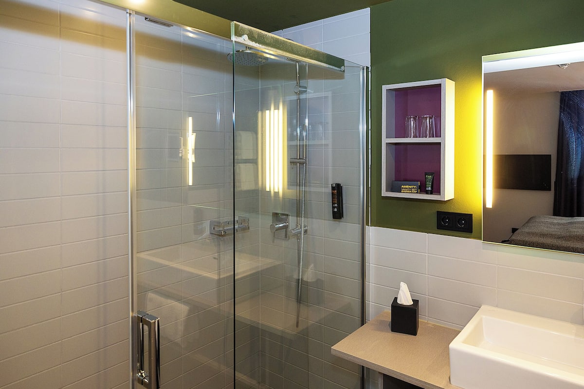 deluxe double room | bathroom | free toiletries, hair dryer, bathrobes, slippers