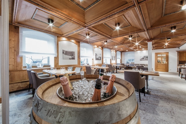 2 restaurantes; se sirve almuerzo y cena; cocina europea moderna