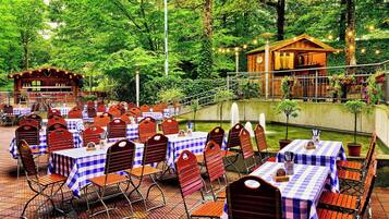 2 restaurants, serveren lunch