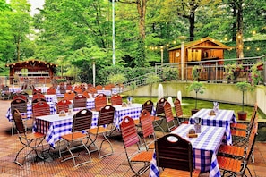 Hi ha 2 restaurants amb dinars