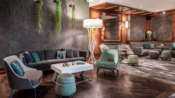 2 restaurants, lunch served