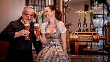 2 Restaurants; Mittagessen und Abendessen werden serviert
