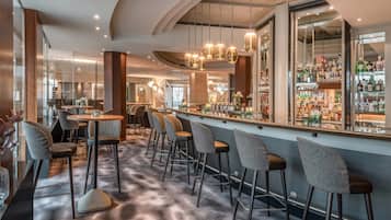 2 restaurantes, se sirve almuerzo