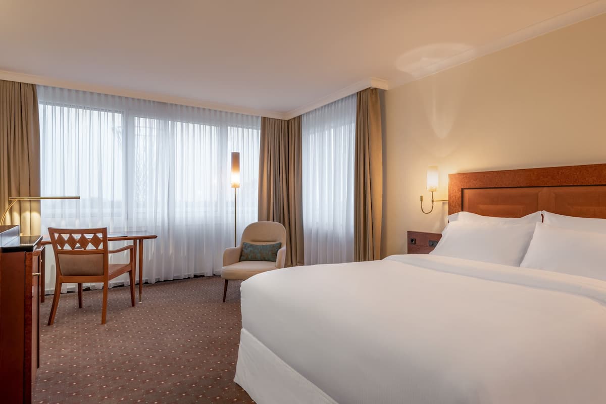 Deluxe Room, 1 Queen Bed, Non Smoking | 1 bedroom, hypo-allergenic bedding, down duvets, pillow-top beds