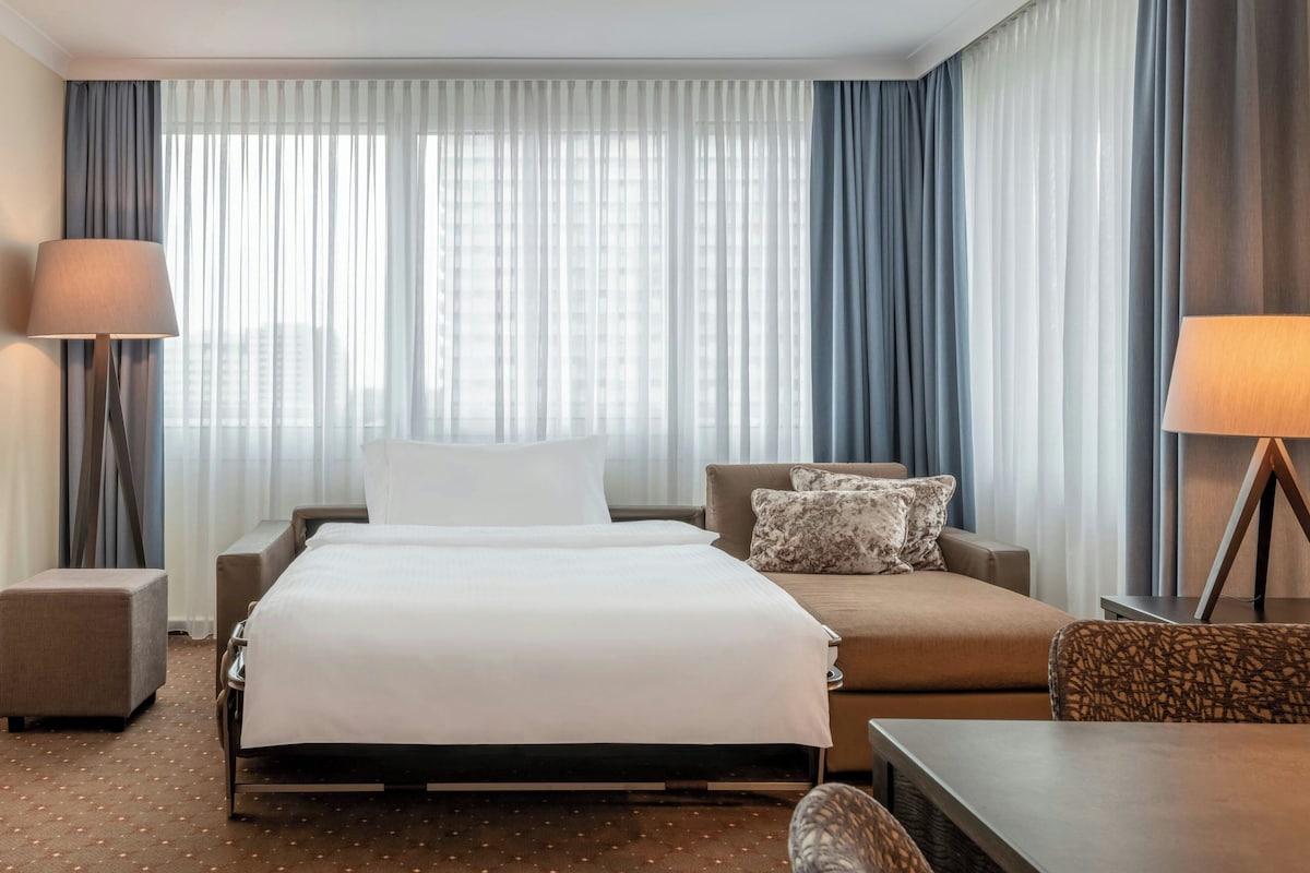 Junior Suite, 1 King Bed with Sofa bed | Hypo-allergenic bedding available, down comforters, pillowtop beds
