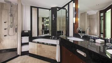 Badewanne und Dusche (separat), Komfortbadewanne, Regendusche