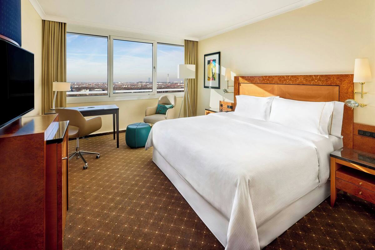 Westin, Club Room, 1 King Bed | Hypo-allergenic bedding available, down comforters, pillowtop beds