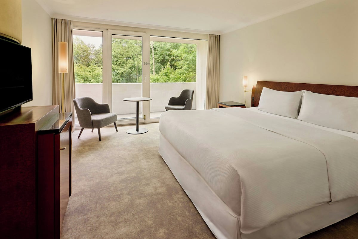 Urban Garden Room King Bed with Balcony | Roupas de cama antialérgicas, edredons de pluma