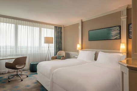 Literie hypoallergénique, couette en duvet d'oie, surmatelas, minibar. The Westin Grand Munich