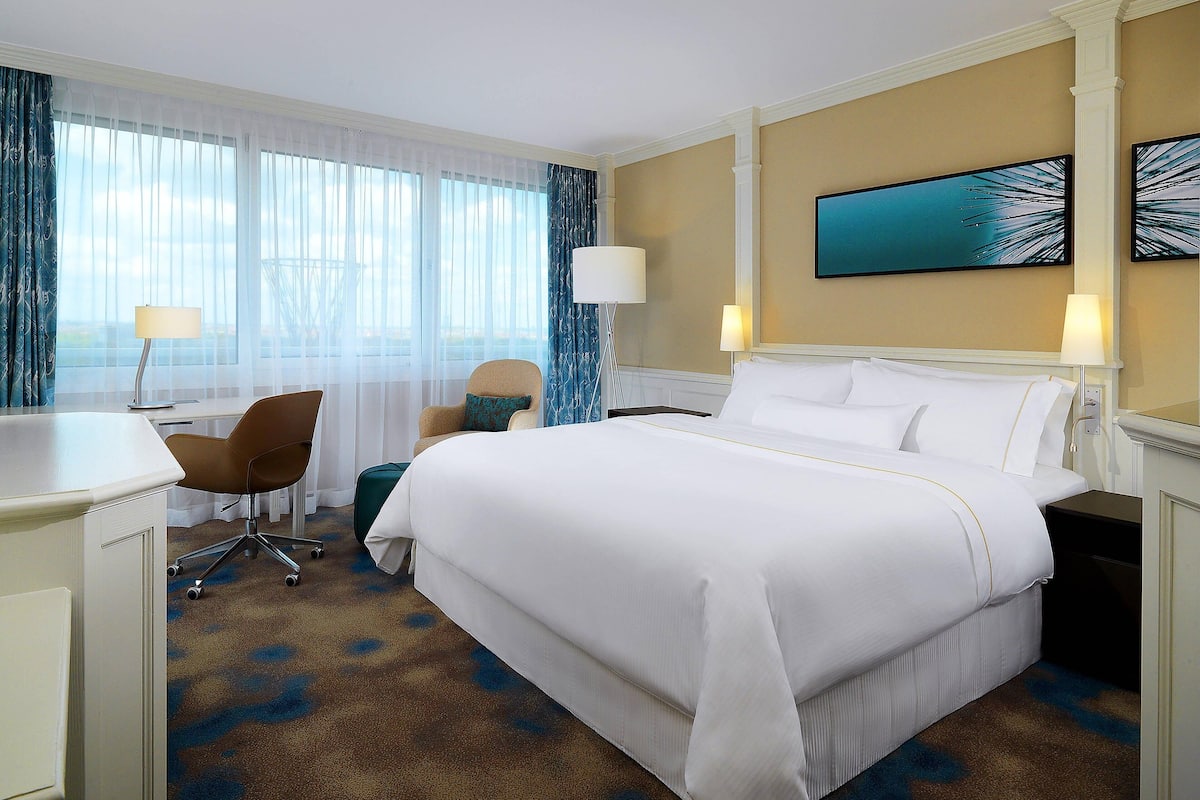Room, 1 King Bed | 1 bedroom, hypo-allergenic bedding, down duvets, pillow-top beds