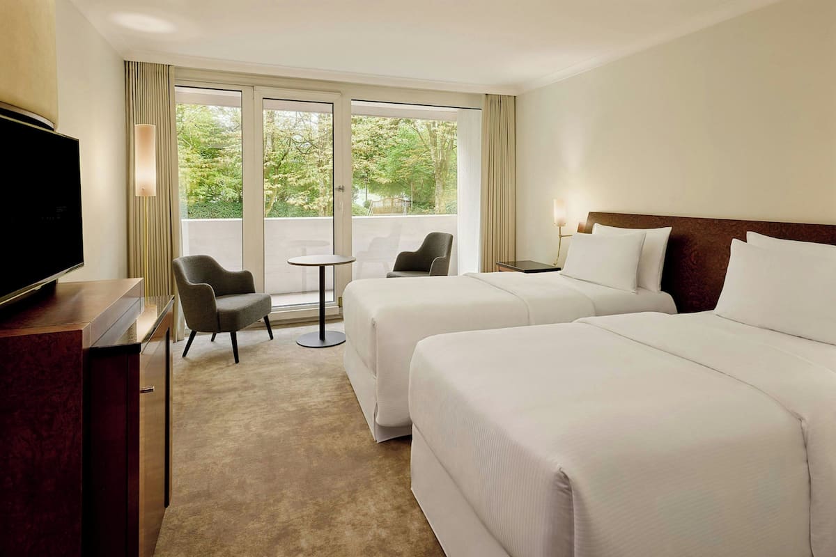 Urban Garden Room Twin Bed with Balcony | Roupas de cama antialérgicas, edredons de pluma