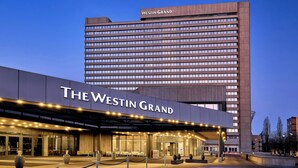 El hotel Westin Grand, con una fachada moderna, grandes ventanales y un área de entrada destacada.