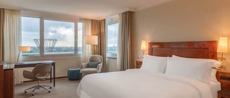 Westin, Club Room, 1 Queen Bed | Hypo-allergenic bedding, down comforters, pillowtop beds, minibar