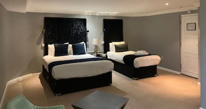 Barons Court Hotel