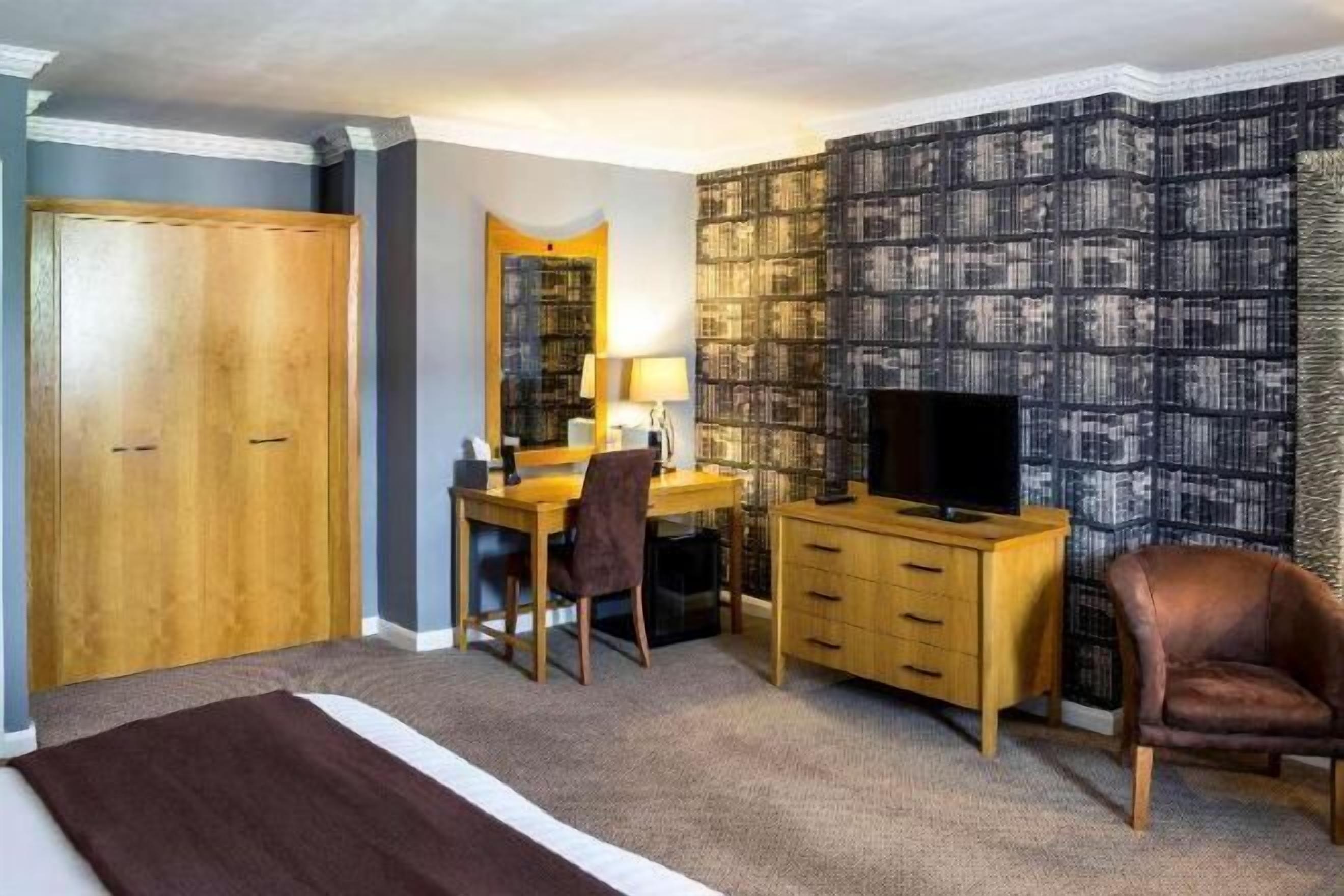 Safe på rommet, individuelt innredet, skrivebord og strykejern/-brett