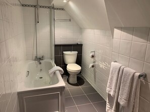 Duschwanne, kostenlose Toilettenartikel, Haartrockner, Handtücher